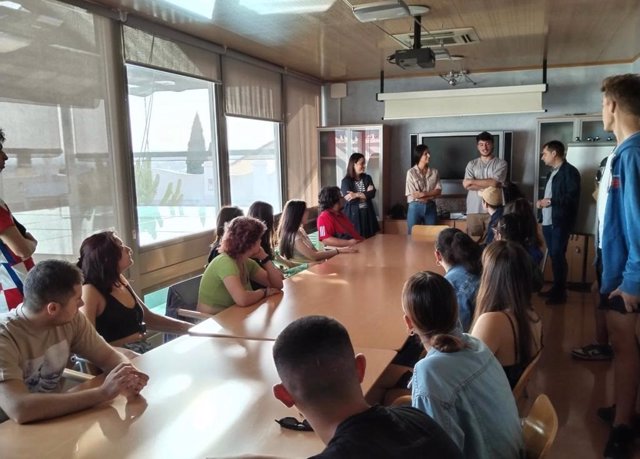 Archivo - Imagen de archivo de jóvenes del programa Erasmus+ visitando una sede del Instituto Andaluz de la Juventud (IAJ).