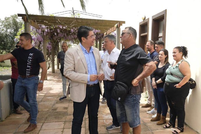 El presidente del Cabildo de Tenerife, Pedro Martín, y el consejero insular de Agricultura, Ganadería y Pesca, Javier Parrilla, han mantenido un encuentro con las diez cofradías de pesca de la isla para informar de la situación de las ayudas al sector