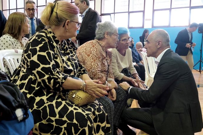 El alcalde de Sevilla, Antonio Muñoz, en su reunión con los vecinos del Tiro de Línea.