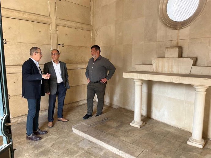 El vicepresidente del Govern y conseller, Juan Pedro Yllanes, el concejal de Promoción Económica y Empleo del Ayuntamiento de Palma, Jordi Vil, y secretario autonómico de Memoria Democrática, Jesús Jurado, en el futuro 'Memorial de la Dignidad'