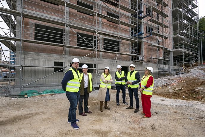 El vicepresidente, Pablo Zuloaga, y la consejera de Empleo y Políticas Sociales,Eugenia Gómez de Diego, visitan las obras del nuevo centro de atención a la dependencia de Solares
