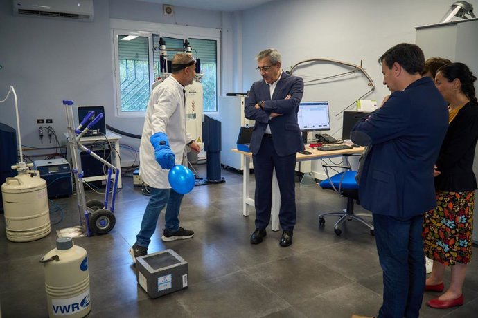 El vicepresidente del Gobierno de Canarias, Román Rodríguez, visita a la sede del Instituto de Productos Naturales y Agrobiología del Consejo Superior de Investigaciones Científicas (IPNA-CSIC) en Tenerife