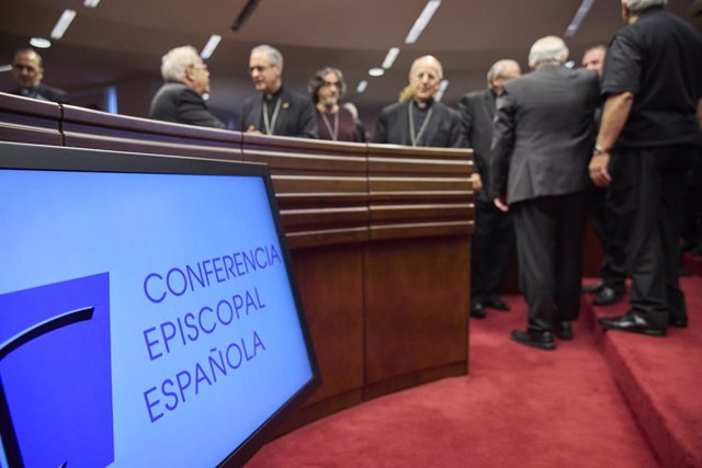 Archivo - Una pantalla anuncia la sesión inaugural de la 120ª Asamblea Plenaria de la Conferencia Episcopal Española (CEE), en la sede de la CEE, a 21 de noviembre de 2022, en Madrid (España). Los obispos de España celebran del 21 al 25 de noviembre su 12