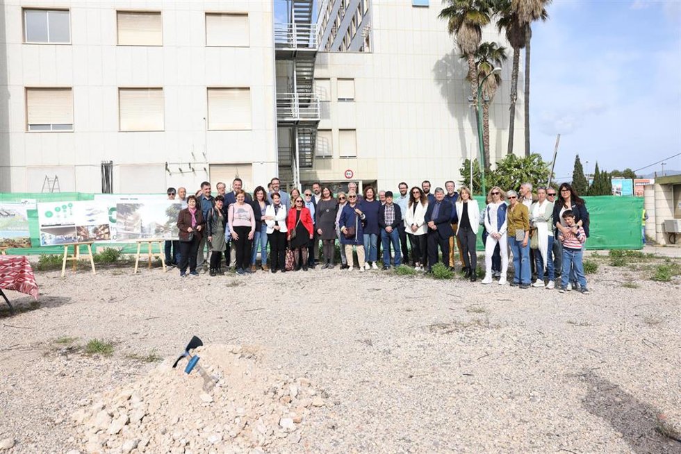 La presidenta del Govern, Francina Armengol, visita el inicio de las obras de demolición de las construcciones de la parcela que acogerá el edificio A