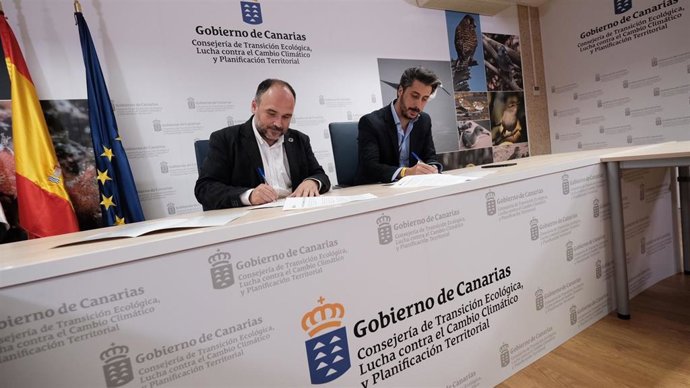 El consejero de Transición Ecológica, Lucha contra el Cambio Climático y Planificación Territorial del Gobierno de Canarias, José Antonio Valbuena, y el alcalde de La Laguna, Luis Yeray Gutiérrez