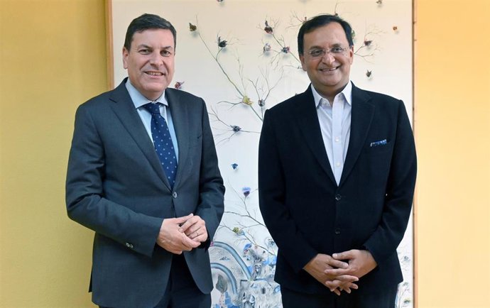 Reunión del consejero de Economía y Hacienda, Carlos Fernández Carriedo, con el embajador de la India