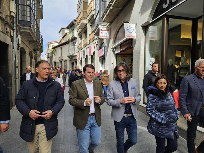 El presidente del PP de Castilla y León, Alfonso Fernández Mañueco, acompaña al candidato al Ayuntamiento de Béjar (Salamanca), Luis Francisco Martín