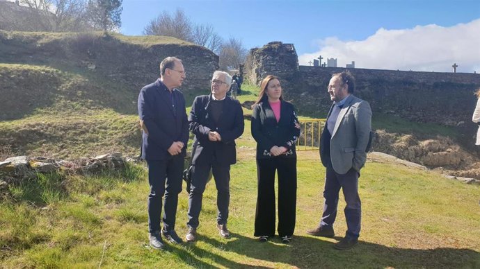 Ángel Blanco, subdelegado del Gobierno en Zamora; José Fernández, alcalde de Puebla de Sanabria; Virginia Barcones, delegada del Gobierno en Castilla y León; y Francisco Somoza, arquitecto.