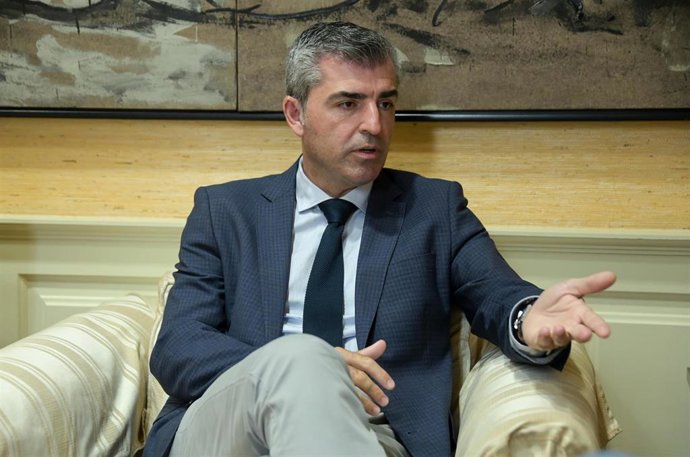 El presidente del PP de Canarias, Manuel Domínguez, durante una entrevista para Europa Press, en el Parlamento de Canarias, a 27 de marzo de 2023, en Santa Cruz de Tenerife, Canarias (España). Manuel Domínguez accedió por primera vez, en las elecciones 