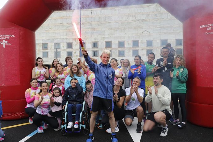 Una treintena de deportistas y autoridades arropan a Adrián Hinojosa en su primera etapa hacia Santo Toribio