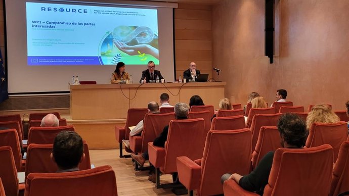Celia García, Miguel Luis Lapeña y Eloy Fernández en la sesión de trabajo en torno al programa Resource.