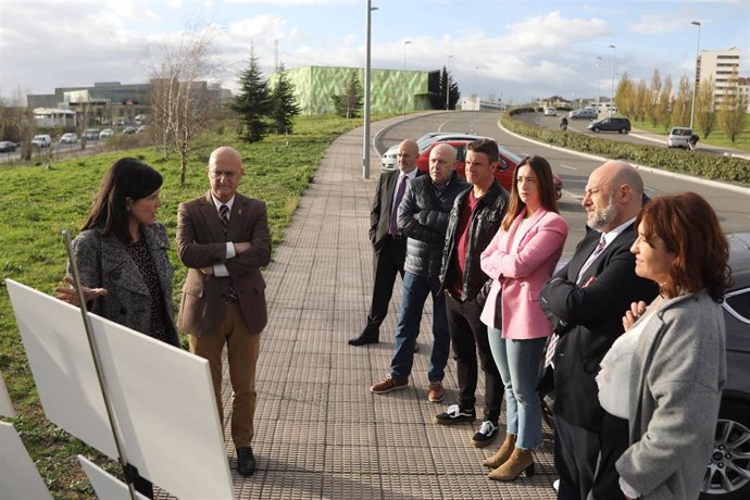 El consejero de Cohesión Territorial, Bernardo Ciriza, junto con los alcaldes de Burlada, Huarte y Sarriguren, conocen el proyecto de carril peatonal y ciclable que conectará estas localidades.