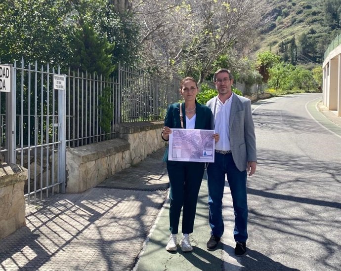 El delegado territorial de Fomento, Articulación del Territorio y Vivienda de la Junta en Jaén, Miguel Contreras, con la presidenta de la Asociación de Vecinos de Jabalcuz, Nana Salcedo