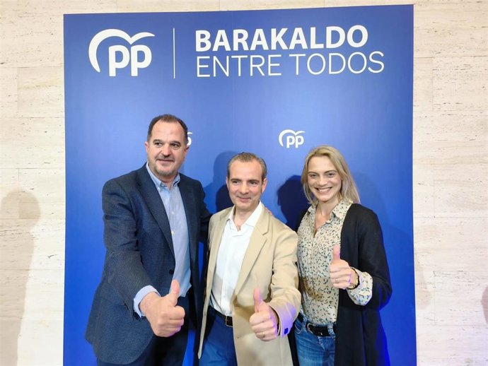 Carlos Iturgaiz, junto al candidato a la Alcaldía de Barakaldo, Víctor Rodríguez, y  la presidenta del PP de Bizkaia y candidata a la diputada general, Raquel González,