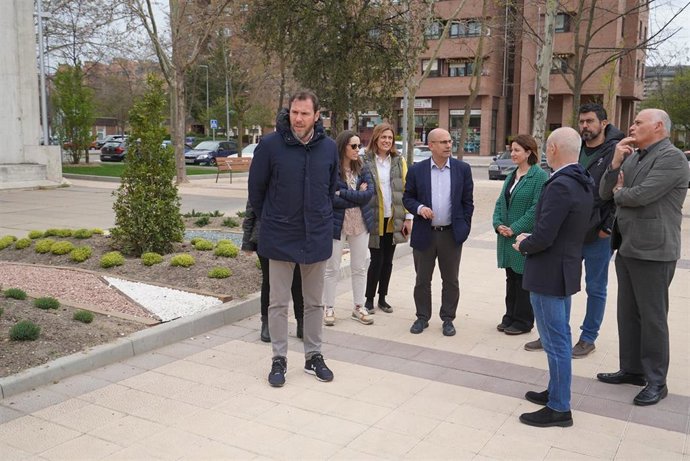 El alcalde visita la remodelación de la plaza de Siega