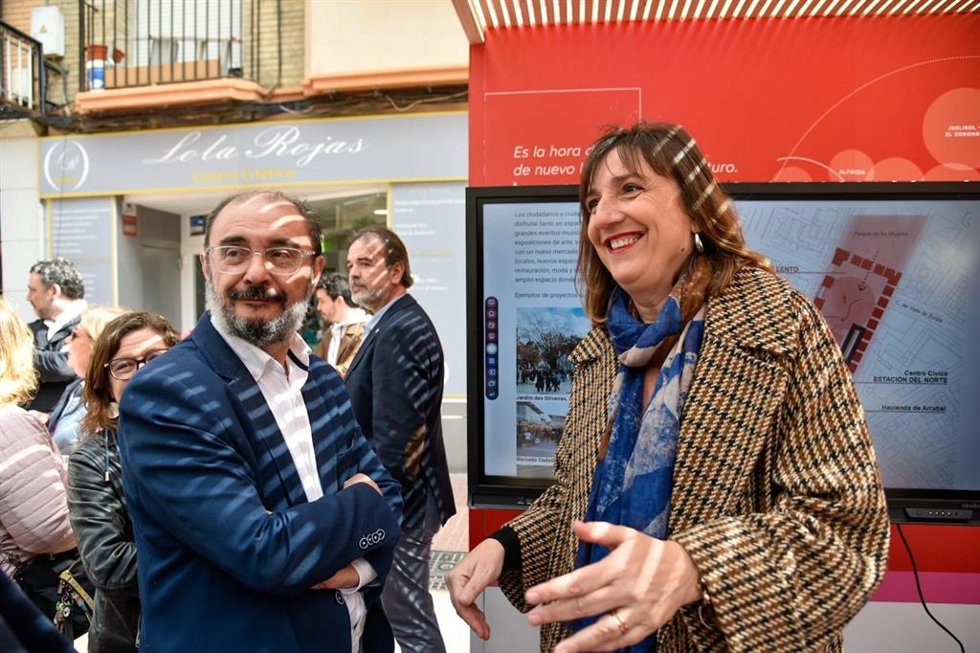 Javier Lambán junto a Lola Ranera, en Zaragoza.