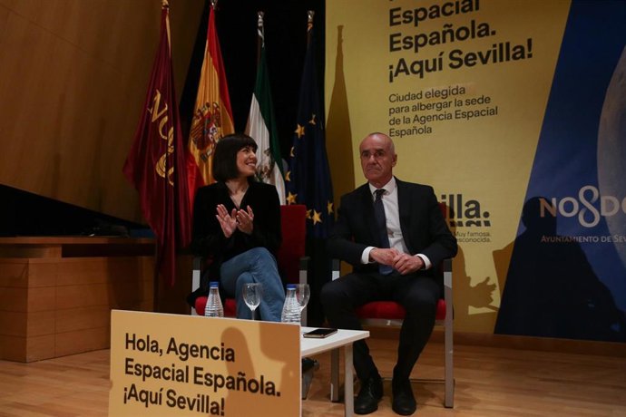 Archivo - La ministra de Ciencia e Innovación, Diana Morant, y el alcalde de Sevilla, Antonio Muñoz