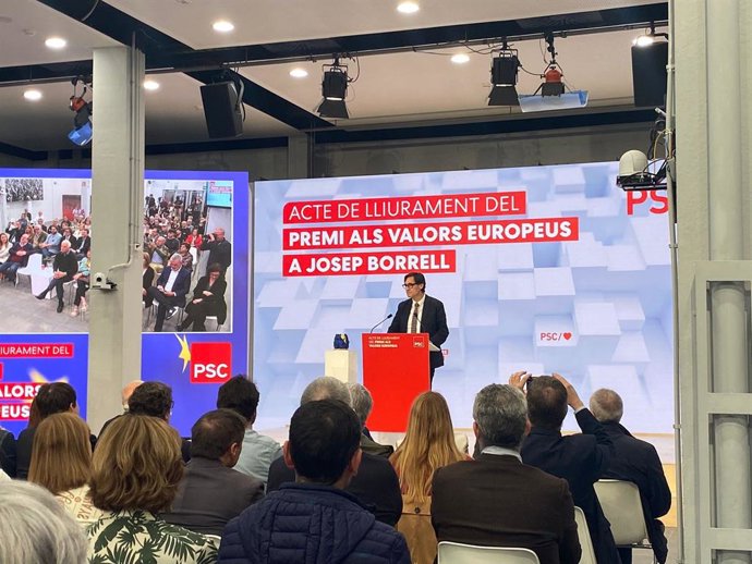 El líder del PSC, Salvador Illa, durant la seva intervenció en l'acte d'entrega del Premi als Valors Europeus del PSC a l'alt representant de la Unió Europea (UE) per a Afers Exteriors i Política de Seguretat, Josep Borrell, a Barcelona