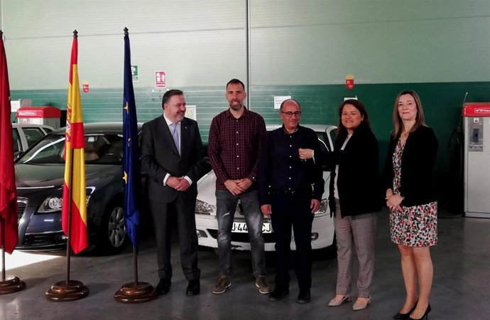 Un momento de la entrega de los 14 vehículos del Parque Móvil Regional.