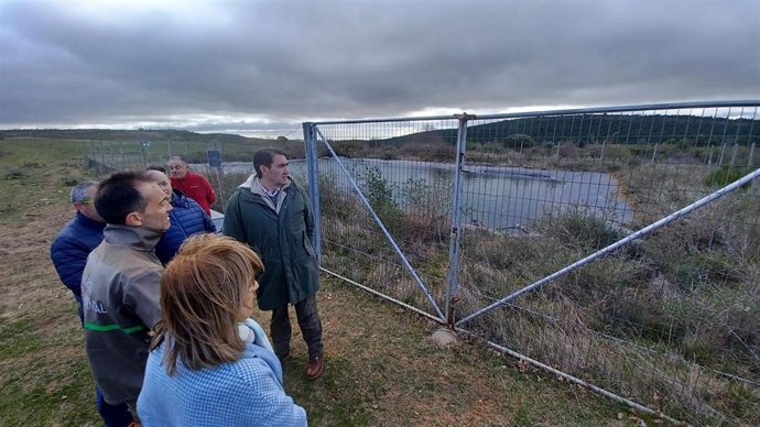 El consejero de Medio Ambiente, Vivienda y Ordenación del Territorio, Juan Carlos Suárez-Quiñones, visita la balsa de Brazuelo (León)