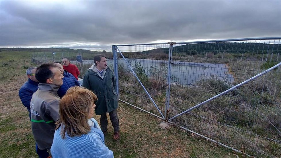 El consejero de Medio Ambiente, Vivienda y Ordenación del Territorio, Juan Carlos Suárez-Quiñones, visita la balsa de Brazuelo (León)