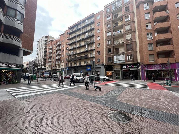 Concluyen las obras de la plataforma peatonal en la calle Trinidad y del paso peatonal en Gonzalo de Berceo