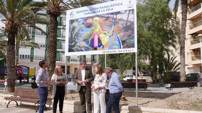 El alcalde de Adra presenta el proyecto del Parque de La Isla que contará con un pulpo de 5 metros de altura