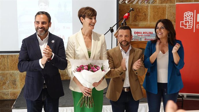 Emma Molina, canidata del PSOE a la Alcaldía de Estepona, junto a Daniel Pérez y Ángeles Férriz