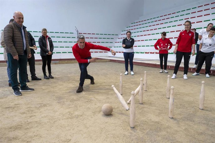 El vicepresidente y consejero de Universidades, Igualdad, Cultura y Deporte, Pablo Zuloaga, inaugura la bolera Santiago Galas.