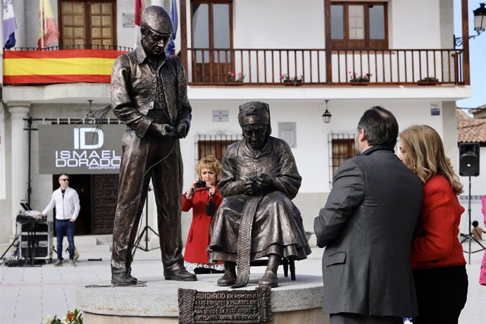 Núñez en la inauguración de la escultura en honor a los hombres y mujeres que se han dedicado al oficio del esparto, en Almonacid de Toledo.