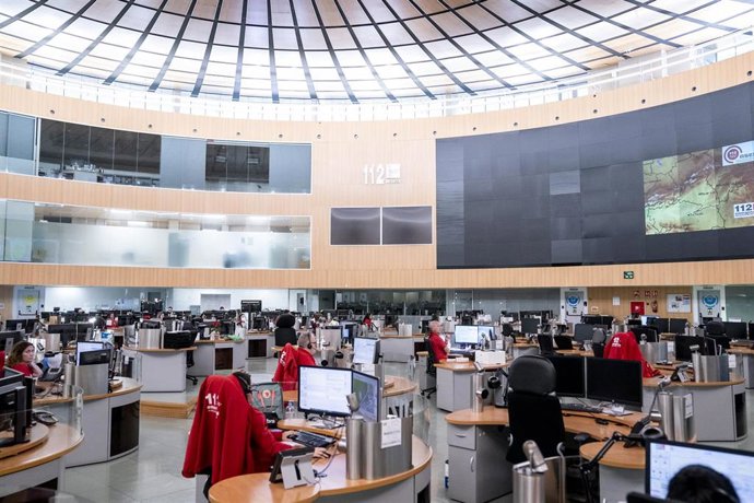 Archivo - Varias personas trabajan en la Agencia de Seguridad y Emergencias de Madrid (ASEM 112).