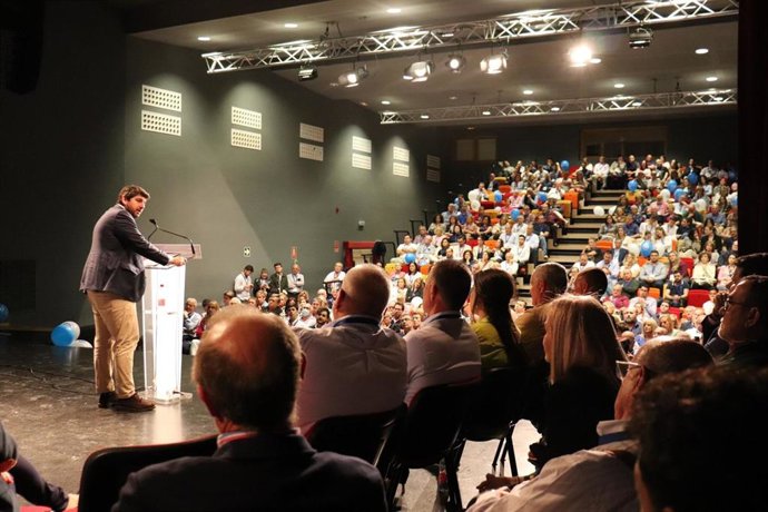 El presidente del Partido Popular de la Región de Murcia, Fernando López Miras, junto al candidato del PP a la Alcaldía de Murcia, José Ballesta, ha declarado en la I Convención Regional de Descentralización