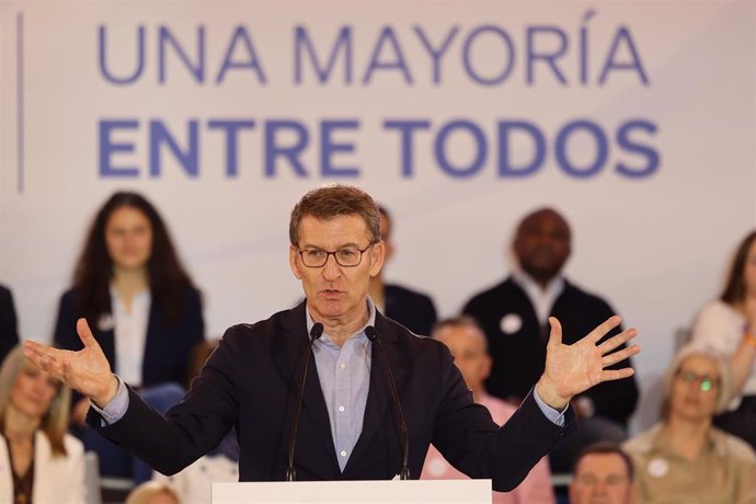 El presidente del Partido Popular (PP), Alberto Núñez Feijóo,  interviene durante el acto de entrega de carnés a nuevos afiliados en el último año, en Zaragoza.