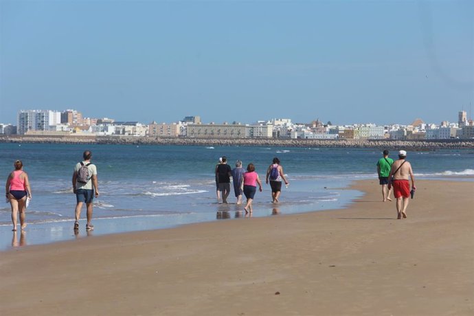 Archivo - La playa de la Victoria en Cádiz , archivo 