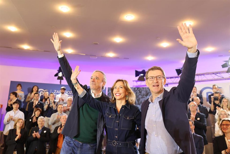 El presidente del PP , Alberto Núñez Feijoó, junto al presidente del PP en Aragón, Jorge Azcón; y la candidata 'popular' a la Alcaldía de Zaragoza, Natalia Chueca, durante el acto de entrega de carnés a nuevos afiliados en el último año en Zaragoza,