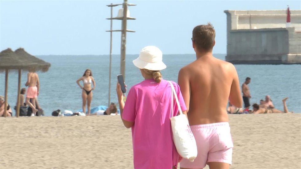 Archivo - Vecinos y turistas en una playa de Valencia