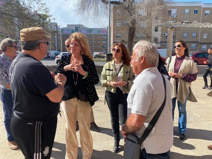 La candidata del PP a la Alcaldía de Huelva, Pilar Miranda, dialoga con los vecinos del barrio El Torrejón.