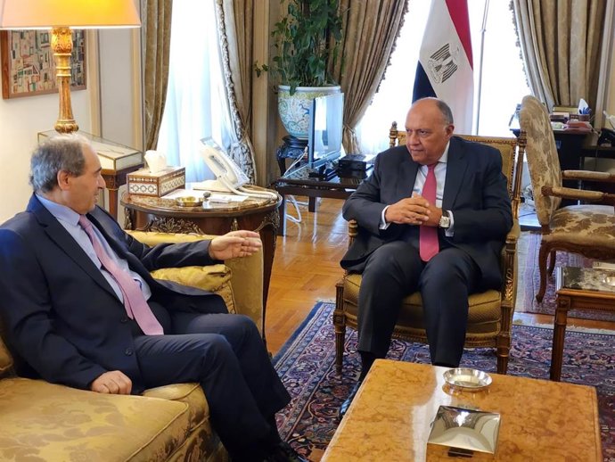 El ministro de Exteriores sirio, Faisal Mekdad (I) con el ministro de Exteriores egipcio, Samé Shukri