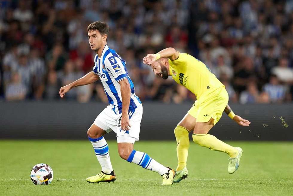 Archivo - Martín Zubimendi y José Luis Morales en el Real Sociedad-Villarreal de la primera vuelta de LaLiga Santander