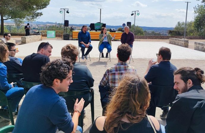 La secretaria general de Mallorca Nova, Maria Victria Llull, junto con los candidatos de MÉS per Mallorca al Govern y al Consell, Lluis Apesteguia y Jaume Alzamora respectivamente