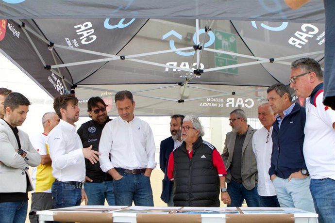 El consejero de Presidencia, Turismo, Cultura, Juventud, Deportes y Portavocía, Marcos Ortuño, y el director general de Deportes, Francisco Javier Sánchez, junto con presidentes de federaciones deportivas, en la presentación de los proyectos