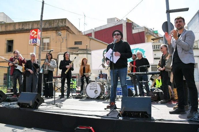 Inauguración de la nueva plaza Esteve i Josep Fortuny, ubicada en el barrio de Sants de Barcelona, dedicada a los hermanos que fundaron la histórica Companyia Elctrica Dharma