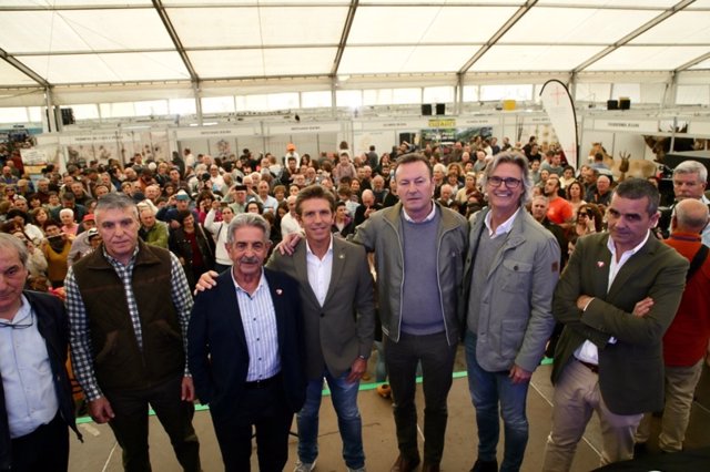 El presidente de Cantabria, Miguel Ángel Revilla,inaugura la Feria de la Caza de Liébana, con 'El Cordobés' como invitado