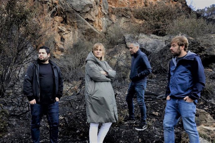 La candidata de Podemos a la presidencia, Covadonga Tomé, visita las zonas afectadas por los incendios.