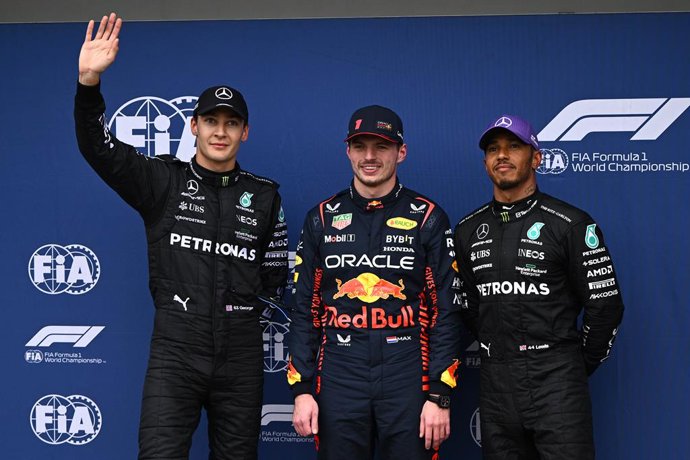 George Russell, Max Verstappen i Lewis Hamilton després de la sessió de qualificació del Gran Premi d'Austrlia