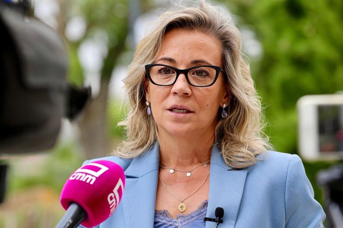 Archivo - La presidenta del Grupo Parlamentario Popular, Lola Merino, en declaraciones a los medios en las Cortes