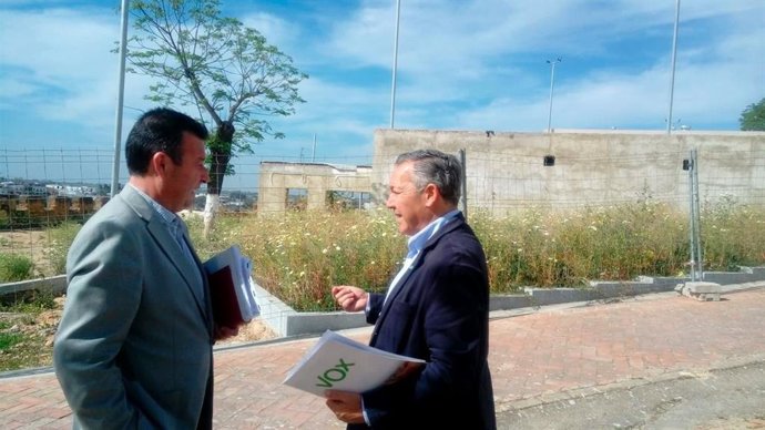 El portavoz adjunto del Grupo Municipal Vox y candidato a la alcaldía de Alcalá de Guadaíra (Sevilla), Evaristo Téllez, junto al Castillo del municipio