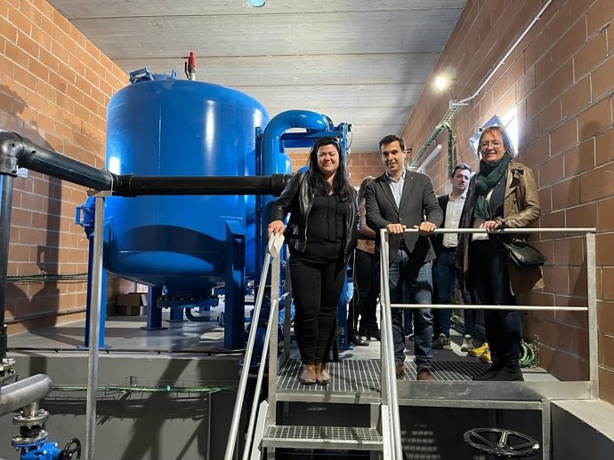 La delegada del Govern en Lleida, Montse Vergés; el director de la Agncia Catalana del Agua (ACA), Samuel Reyes, y la alcaldesa de Vilanova de Bellpuig (Lleida), Dolors Pascual, inauguran las obras para mejorar el suministro de agua del municipio