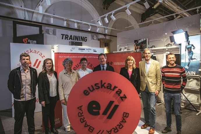 La consejera Ana Ollo junto al consejero de Cultura y Política Lingüística del Gobierno Vasco, el presidente de Euskararen Erakunde Publikoa y el alcalde de Donostia, en la presentación de la marca Euskaraz barra-barra
