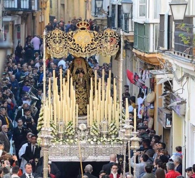 Imagen de este viernes de Nuestra Señora de los Dolores, primera imagen en ser beneficiaria del impulso de que se vuelvan a cantar saetas en la Semana Santa de Cádiz.